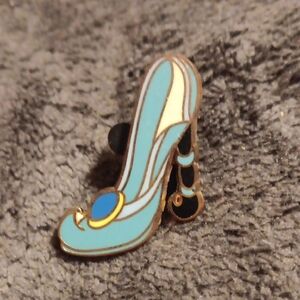 Dusney Jasmine High-Heel Pin